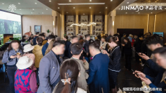 包罗：套（单位）门外的室表里楼梯、表里廊、